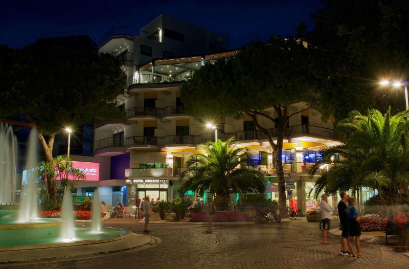Monaco Suites Hotel Lignano Sabbiadoro Exterior foto