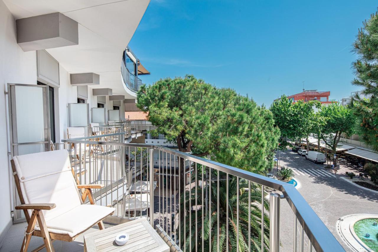 Monaco Suites Hotel Lignano Sabbiadoro Exterior foto