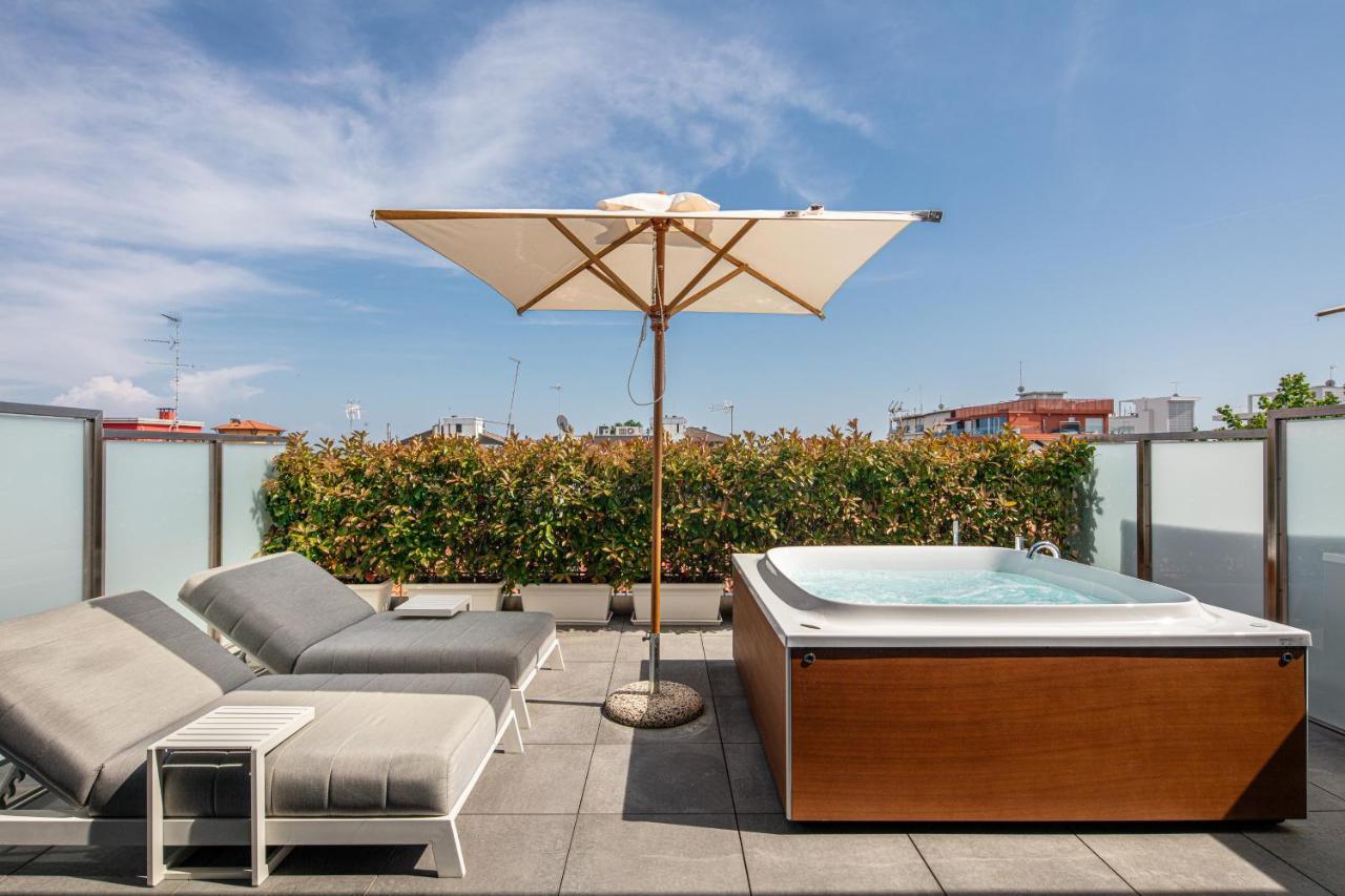 Monaco Suites Hotel Lignano Sabbiadoro Exterior foto